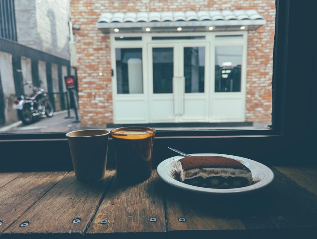 Coffee and a dessert on a wooden café table
